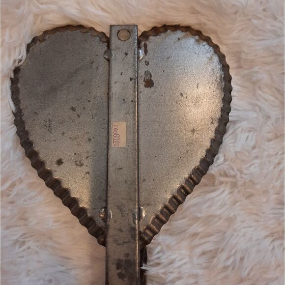 Vintage Towel Holder Heart Shaped Tin with Hand Towel - Picture 8 of 8